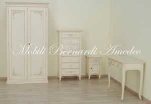 Armadio e cassettiera in legno massello stile classico finitura laccata bianco avorio e decori
